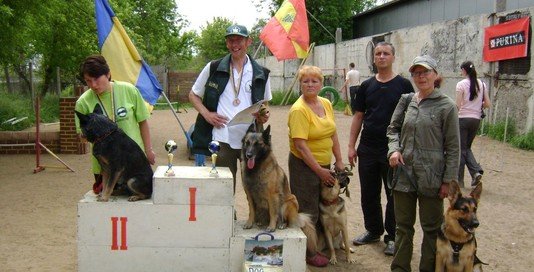 Призеры и победители Чемпионата Одесской области по аджилити.  Б.-Днестровский, май 2009 года. фото
