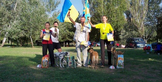 Призеры и победители Финала Кубка Украины по аджилити.  Мариуполь, сентябрь 2011 года. фото